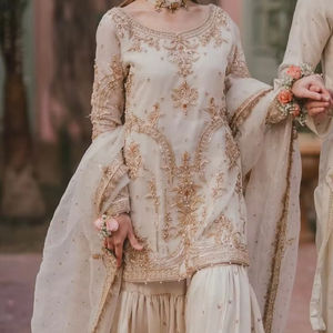 Robe de soirée Lehenga Choli en mousseline de soie acrylique de créateur avec de fines broderies pour femmes, longueur maxi, tenue ethnique indienne - Product Image 1