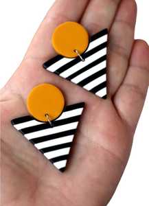 Boucles d'oreilles créoles minimalistes en résine pour cadeaux - Product Image 4