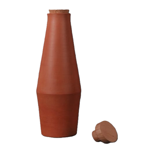 Bouteille d'eau décorative artisanale en terre cuite (argile) avec une forme effilée distinctive et des motifs traditionnels en noir et blanc - Product Image 2