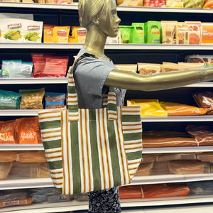 กระเป๋าชายหาดทำจากไนลอนรีไซเคิลพร้อมกระเป๋าใส่ขวดกระเป๋าชายหาดพลาสติกรีไซเคิลลายทางผลิตในอินเดีย - Product Image 1