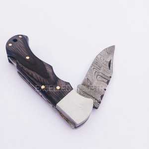 Couteau pliant fait main multifonctionnel pour la survie en plein air couteau de poche à manche en bois Pakka avec gaine en cuir - Product Image 3