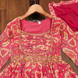 Ensemble Kurti longueur genou pure Georgette imprimé avec un motif différent pour les petits rassemblements et les fêtes - Product Image 5