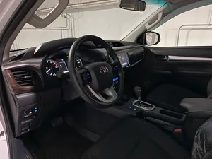 Toyota Hilux VIII 2025, Restyling, Bajo Kilometraje, Caja de Cambios Automática, Volante a la Izquierda, Neumáticos R20, Estado Oscuro - Product Image 2