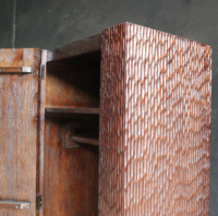 GARDE-ROBE ETHNIQUE SCULPTÉE RUSTIQUE EN BOIS MASSIF MEUBLES À UNE PORTE EN BOIS MINDI POUR VILLA ET HÔTEL