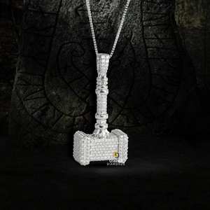 Collar con colgante de martillo de Thor Iced Out en oro blanco de 10kt y diamantes redondos de moissanita de corte brillante - Product Image 2