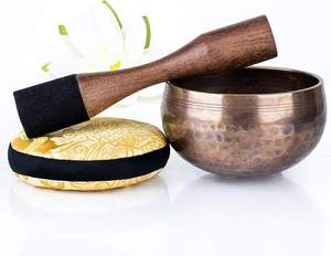 Bol chantant en laiton battu à la main avec maillet en bois et tampon en tissu pour la guérison spirituelle du yoga et l'alignement des chakras - Product Image 4