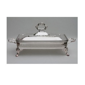 Elegante plato de frotamiento de acero inoxidable con asas fuertes para transportar alimentos fácilmente desde la cocina hasta la mesa de servicio - Product Image 1