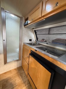 NuCamp Tab 320s Teardrop Camper - État Exceptionnel, Alimentation Intégrée et Espace de Préparation, Design Moderne avec Garantie - Product Image 5