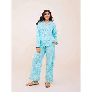 Ensemble de pyjama en coton Love Birds - Vêtements de nuit confortables pour l'hiver avec fermeture à boutons - Product Image 1