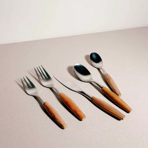 Ensemble de couverts en acier inoxydable équilibré avec manche en bois offrant une prise en main parfaite pour des moments de repas confortables - Product Image 1