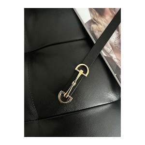 Ceinture noire longue et fine pour femme avec boucle dorée, idéale pour vestes, chemises et robes. Noir-or - Product Image 4