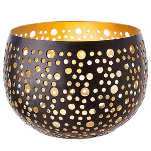 Porte-bougie décoratif en fer avec un motif floral doré brillant, idéal pour les cadeaux d'anniversaire ou les offrandes festives - Product Image 3