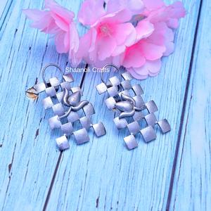 Pendientes hermosos de diseñador, pendientes de diseñador con patrón de bloque, joyería de latón chapada en plata para mujer, para uso en fiesta de boda - Product Image 2