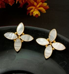 Pendientes Colgantes Chapados en Oro con Perlas, Joyería Elegante Hecha a Mano para Mujer - Product Image 3