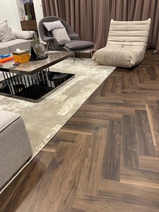 พื้นไวนิลลายก้างปลาแบบคลิ๊กล็อค SPC พื้น LVT กระเบื้องไวนิลหรูหรา ผลิตจากโรงงานในเวียดนาม - Product Image 2