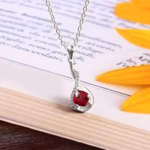 Amuleto de compromiso clásico geométrico hecho a mano de plata de ley 925 con rubí rojo de Mozambique certificado, talla cojín, con gema radiante y detalles en oro. - Product Image 2