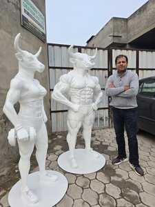 Escultura de Toro en FRP Blanco, Figuras Masculinas y Femeninas, Arte Contemporáneo Hecho a Mano, Decoración para Bodas y Exteriores - Product Image 5