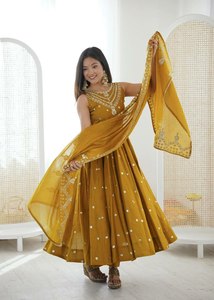 Ensemble Salwar Kameez de style actrice de série télévisée, fait main, au design magnifique, très demandé, pour une élégance festive ou décontractée, disponible en gros. - Product Image 3