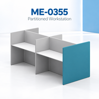 Poste de travail de bureau moderne avec cloisons, panneaux d'intimité élevés, plans de travail blancs, panneau latéral vert-bleu pour bureaux commerciaux, en bois