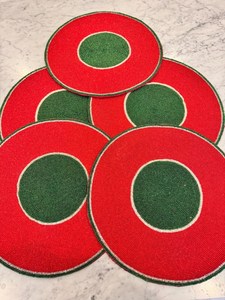 Lot de 5 napperons de Noël ronds rouges et verts entièrement perlés. Décor de vacances en perles de verre lourd. - Product Image 3