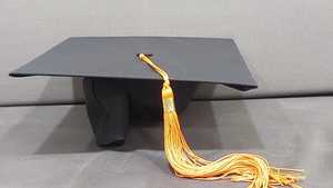 Conjunto de Toga y Birrete de Graduación Académica Personalizado de Alta Calidad en Negro Brillante Mate, en Poliéster/Algodón para Uniformes Escolares - Product Image 6