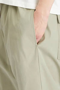 Elegantes pantalones cortos informales beige para hombre con cintura con cordón, perfectos para uso diario, trajes de verano y looks de calle relajados - Product Image 4