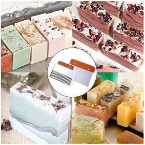 Moule à savon rectangulaire en silicone et bois fait main avec coupe-savon solide pour une fabrication de savon pratique - Product Image 5