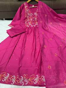 Ensemble Kurti Anarkali en soie Chanderi rose magenta de qualité supérieure avec pantalon et dupatta brodé - Product Image 4