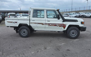 โตโยต้า แลนด์ ครุยเซอร์ ดับเบิ้ลแค็บ ปี 2023 เครื่องยนต์ 4.1-6 ลิตร แบบธรรมดา เกียร์ธรรมดา 400 แรงม้า แรงบิด 500 นิวตันเมตร พร้อมถุงลมนิรภัย กล้องมองหลัง - Product Image 2