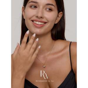 Collana con Ciondolo a Cuore Placcato Oro e Madreperla, Antiossidante, Regalo per Lei, con Catena Lunga per Maglione - Product Image 3