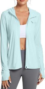 Veste de protection solaire légère à manches longues pour femmes avec col à capuche avec design matelassé avec logo pour les saisons de printemps et d'automne - Product Image 2