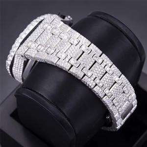 Montre de luxe élégante avec diamants de laboratoire certifiés EGL 42 carats VVS1, taille brillant blanc glacé, boîtier argenté automatique, verre, étanche 10m - Product Image 5