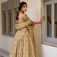 Travail de broderie d'or classique Lehenga Choli avec Dupatta et chemisier Style imprimé pour Queenly Wedding Wear