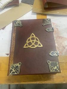 Fabriqué sur mesure dans une bordure attrayante conçue de grands journaux en cuir celtique de taille jumbo avec des ornements en laiton idéal pour la revente - Product Image 2