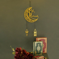 Panneau d'arche marocain en bois décoratif avec des motifs floraux islamiques complexes pour une décoration élégante de la maison pendant le Ramadan et l'Aïd