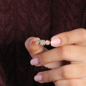 Petite bague de fiançailles en diamant cultivé en laboratoire vintage avec bande dorée délicate ensemble de mariage en diamant naturel pour cadeau d'anniversaire de couple - Product Image 3