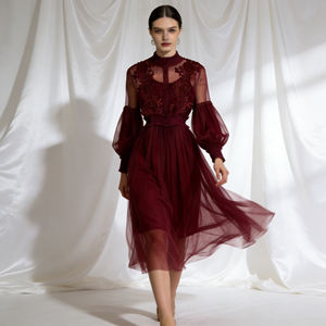 Robe de soirée cocktail élégante pour femme, personnalisable, en maille lavande avec dentelle florale, col montant et manches longues, collection 2026 - Product Image 4