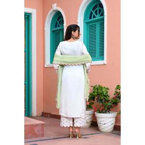 Ensemble Kurta en mousseline brodée de fleurs blanches et roses pour femmes, avec pantalon et dupatta - Product Image 3