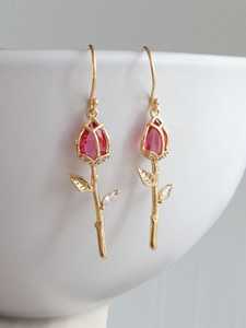 Pendientes de Rosa Rubí Rosa Púrpura, Plata de Ley Natural, Diseño de Rosa Roja y Tallo, Pendientes Huggie Rojos, Regalos para Ella - Product Image 4