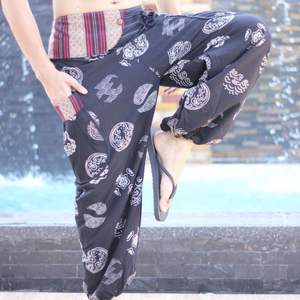 Pantalon à poches surdimensionnées de style Naga pour hommes, coupe ample, design traditionnel, toile légère et confortable, taille élastique pour tous les jours - Product Image 3