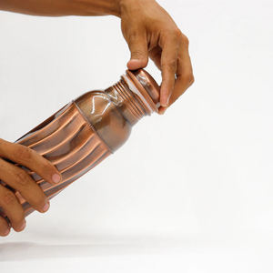 Nouvelle bouteille en cuivre de lancement avec bouteille d'eau en cuivre de finition antique de qualité supérieure avec conception en relief Botte en cuivre pur - Product Image 6