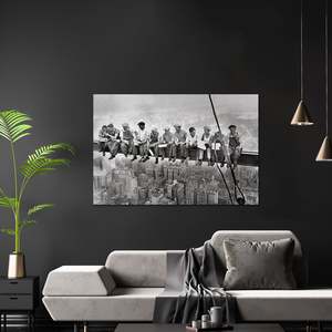 Affiche sur toile de New York Manhattan avec cadre noir, impression « Eating Above Manhattan » - Product Image 1