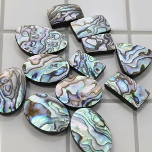 หินเปลือกหอยเป๋าฮื้อธรรมชาติคุณภาพสูง รูปทรงผสม ขัดเงา สำหรับบำบัดรักษา 100% ธรรมชาติ - Product Image 1