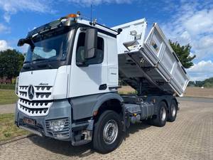 Camion à benne basculante Mercedes Benz Arocs 2845 d'occasion, 6x4, conduite à gauche, Euro 4, diesel, pour le transport de chantier - Product Image 1