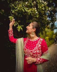 Dernière robe et pantalon de travail à broderie en georgette lourde avec séquence de filet doux brodé Dupatta - Product Image 2