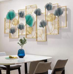 Sculpture murale géométrique moderne en métal, apportant un attrait esthétique contemporain aux espaces intérieurs. - Product Image 1