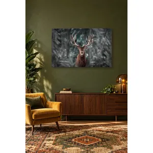 Impression sur toile : Cerf Fida regardant droit en face dans une forêt enneigée - Product Image 2