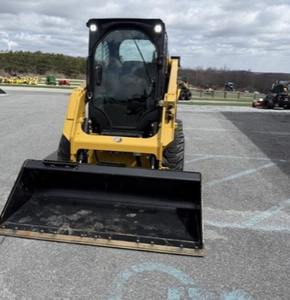 Cargadora de Ruedas CAT 232D3 Usada, Modelo 2022, Capacidad de Carga de 500 Toneladas, Bomba Hidráulica Kawasaki, en Venta - Product Image 3