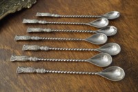 Cuillère à long manche en argent au design antique Cuillère à thé en acier inoxydable de style vintage élégante, parfaite pour la cuisine et la salle à manger