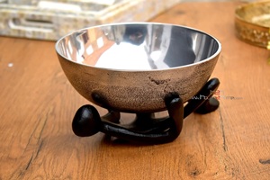 Elegante cuenco martillado de plata con detalles de hojas de oro, perfecto para decoración de mesa de comedor de lujo y selección de regalos Premium - Product Image 4